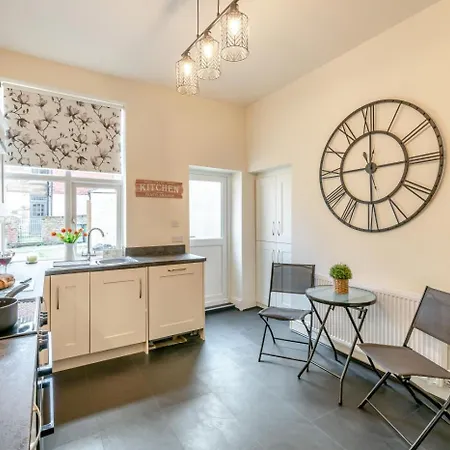 4 Bed In Oc-b28403 Holiday home *
