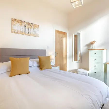 4 Bed In Oc-b28403 Holiday home *