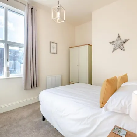 Holiday home 4 Bed In Oc-b28403 *