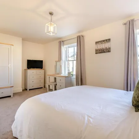4 Bed In Oc-b28403 Holiday home
