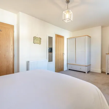 4 Bed In Oc-b28403 Holiday home *